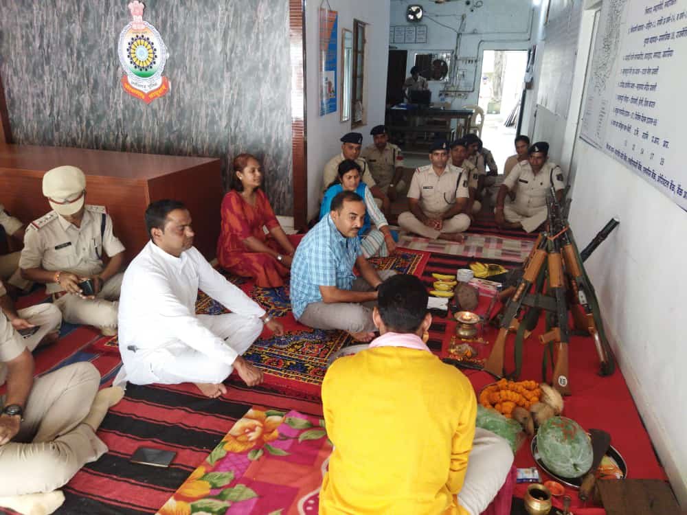 विजयादशमी के अवसर पर पुलिस थाना सक्ती में हुई शस्त्र पूजा विजयादशमी के अवसर पर पुलिस थाना सक्ती में हुई शस्त्र पूजा kshititech
