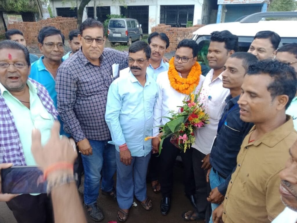 डॉक्टर सूरज राठौर का पोरथा पहुंचने पर ग्रामवासियों ने किया भव्य स्वागत डॉक्टर सूरज राठौर का पोरथा पहुंचने पर ग्रामवासियों ने किया भव्य स्वागत kshititech