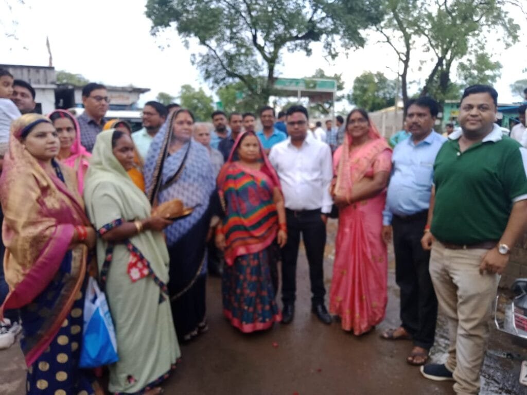 डॉक्टर सूरज राठौर का पोरथा पहुंचने पर ग्रामवासियों ने किया भव्य स्वागत डॉक्टर सूरज राठौर का पोरथा पहुंचने पर ग्रामवासियों ने किया भव्य स्वागत kshititech