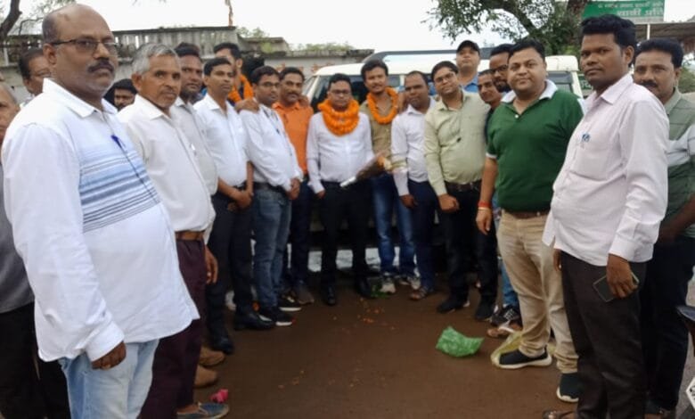 डॉक्टर सूरज राठौर का पोरथा पहुंचने पर ग्रामवासियों ने किया भव्य स्वागत डॉक्टर सूरज राठौर का पोरथा पहुंचने पर ग्रामवासियों ने किया भव्य स्वागत kshititech