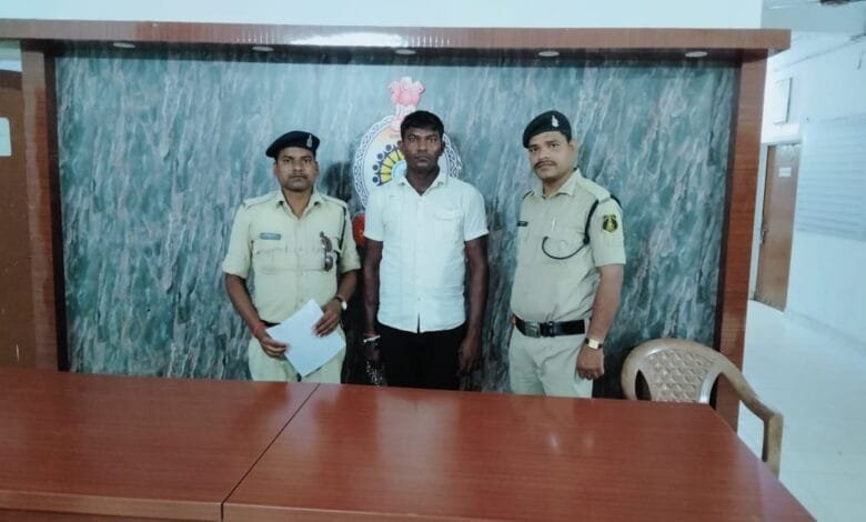 महिला को छेड़छाड़ करने वाला आरोपी पुलिस की गिरफ्त में महिला को छेड़छाड़ करने वाला आरोपी पुलिस की गिरफ्त में kshititech