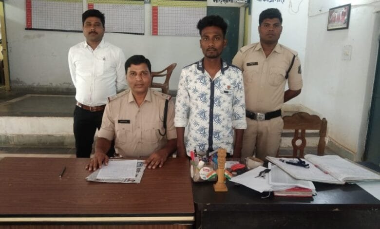 पुलिस टीम पर जानलेवा हमला करने वाला 11 महीने से फरार एक आरोपी गिरफ्तार पुलिस टीम पर जानलेवा हमला करने वाला 11 महीने से फरार एक आरोपी गिरफ्तार kshititech