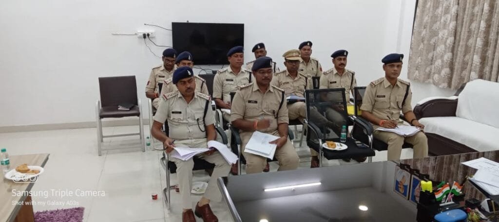 सक्ती पुलिस अधीक्षक ने ली थाना प्रभारीयों की बैठक सक्ती पुलिस अधीक्षक ने ली थाना प्रभारीयों की बैठक kshititech