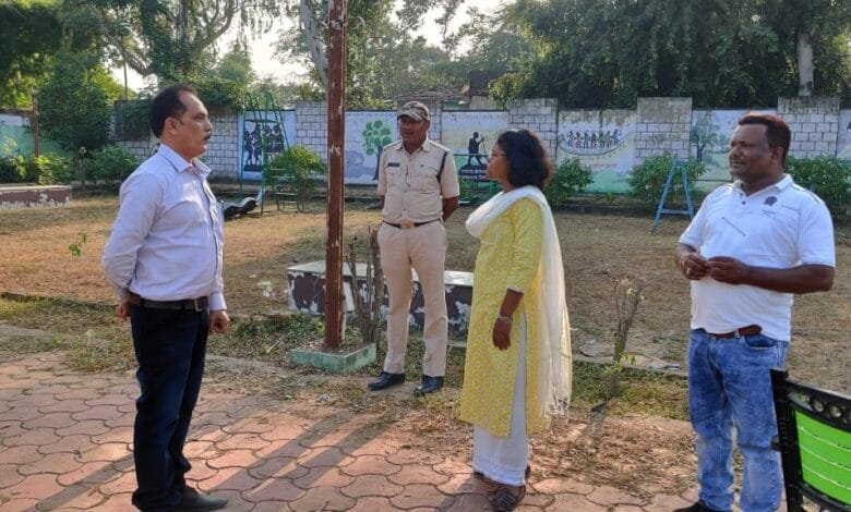 कलेक्टर ने नगर पंचायत बाराद्वार का किया निरीक्षण कलेक्टर ने नगर पंचायत बाराद्वार का किया निरीक्षण kshititech