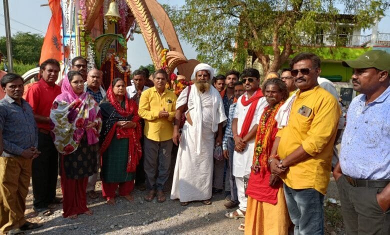 पूर्ण आस्था के साथ शहीद के परिवार ने रुद्राक्ष यात्रा का स्वागत कर पूजा अर्चना किया। पूर्ण आस्था के साथ शहीद के परिवार ने रुद्राक्ष यात्रा का स्वागत कर पूजा अर्चना किया। kshititech