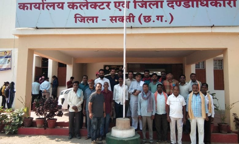 नहर के पानी के लिए फगुरम सहित क्षेत्र के किसान पहुंचे कलेक्टर कार्यालय नहर के पानी के लिए फगुरम सहित क्षेत्र के किसान पहुंचे कलेक्टर कार्यालय kshititech