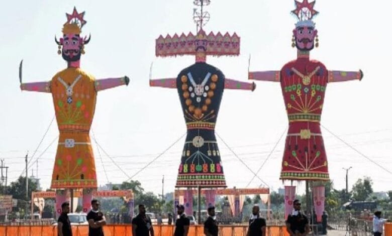 आगे बढ़ते सक्ती में कई वर्ष से दशहरा ना मनाना , जनता के चेहरे में छाई उदासी आगे बढ़ते सक्ती में कई वर्ष से दशहरा ना मनाना , जनता के चेहरे में छाई उदासी kshititech