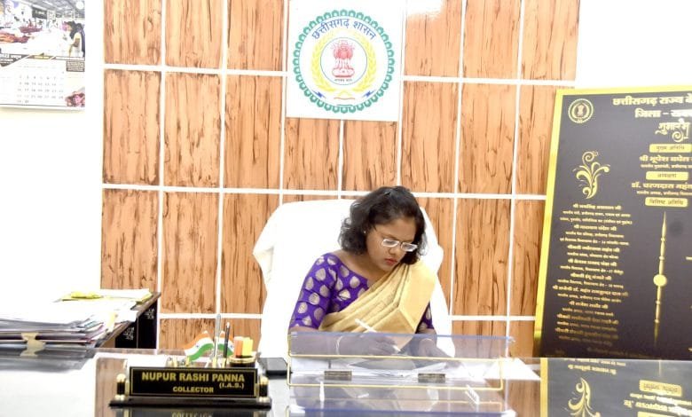कलेक्टर ने अनुपस्थित 24 अधिकारी-कर्मचारियों को जारी किया कारण बताओ नोटिस कलेक्टर ने अनुपस्थित 24 अधिकारी-कर्मचारियों को जारी किया कारण बताओ नोटिस kshititech