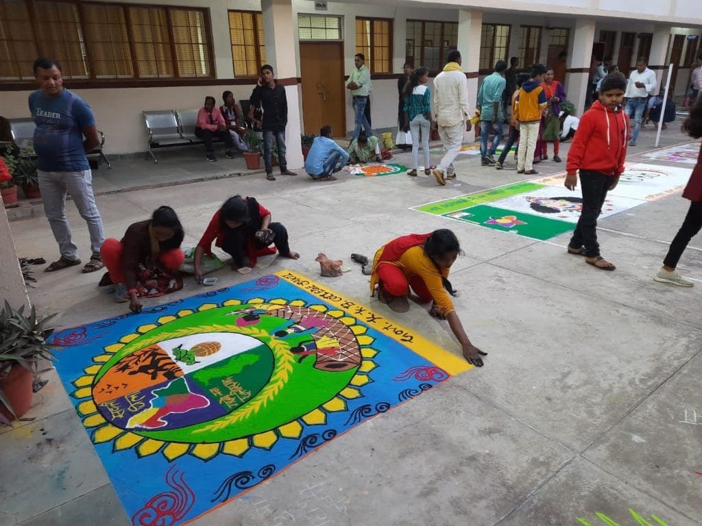 सक्ती जिला में जिला स्तरीय राज्योत्सव कार्यक्रम में भव्य रंगोली प्रतियोगिता का आयोजन सक्ती जिला में जिला स्तरीय राज्योत्सव कार्यक्रम में भव्य रंगोली प्रतियोगिता का आयोजन kshititech