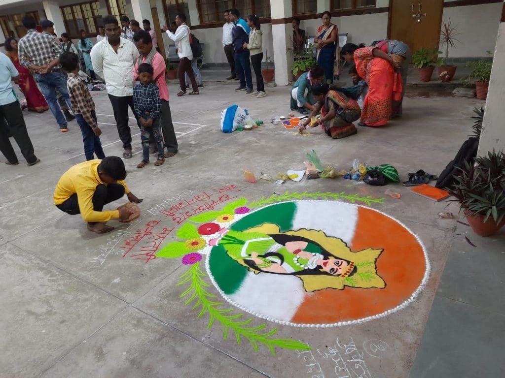 सक्ती जिला में जिला स्तरीय राज्योत्सव कार्यक्रम में भव्य रंगोली प्रतियोगिता का आयोजन सक्ती जिला में जिला स्तरीय राज्योत्सव कार्यक्रम में भव्य रंगोली प्रतियोगिता का आयोजन kshititech