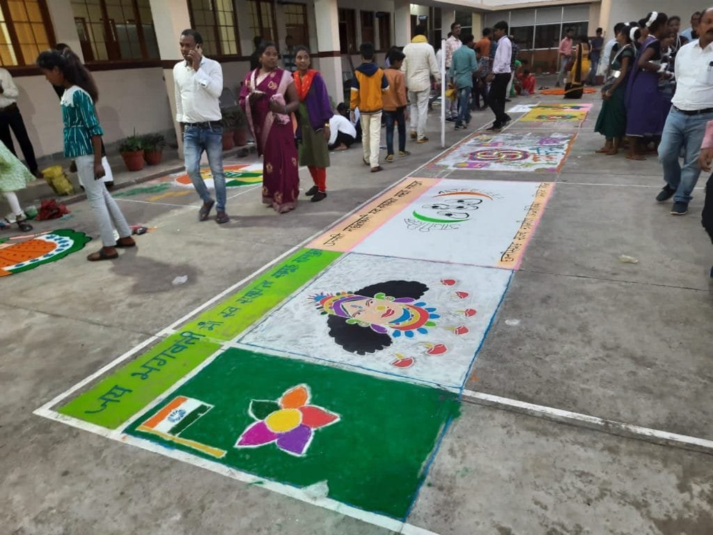 सक्ती जिला में जिला स्तरीय राज्योत्सव कार्यक्रम में भव्य रंगोली प्रतियोगिता का आयोजन सक्ती जिला में जिला स्तरीय राज्योत्सव कार्यक्रम में भव्य रंगोली प्रतियोगिता का आयोजन kshititech