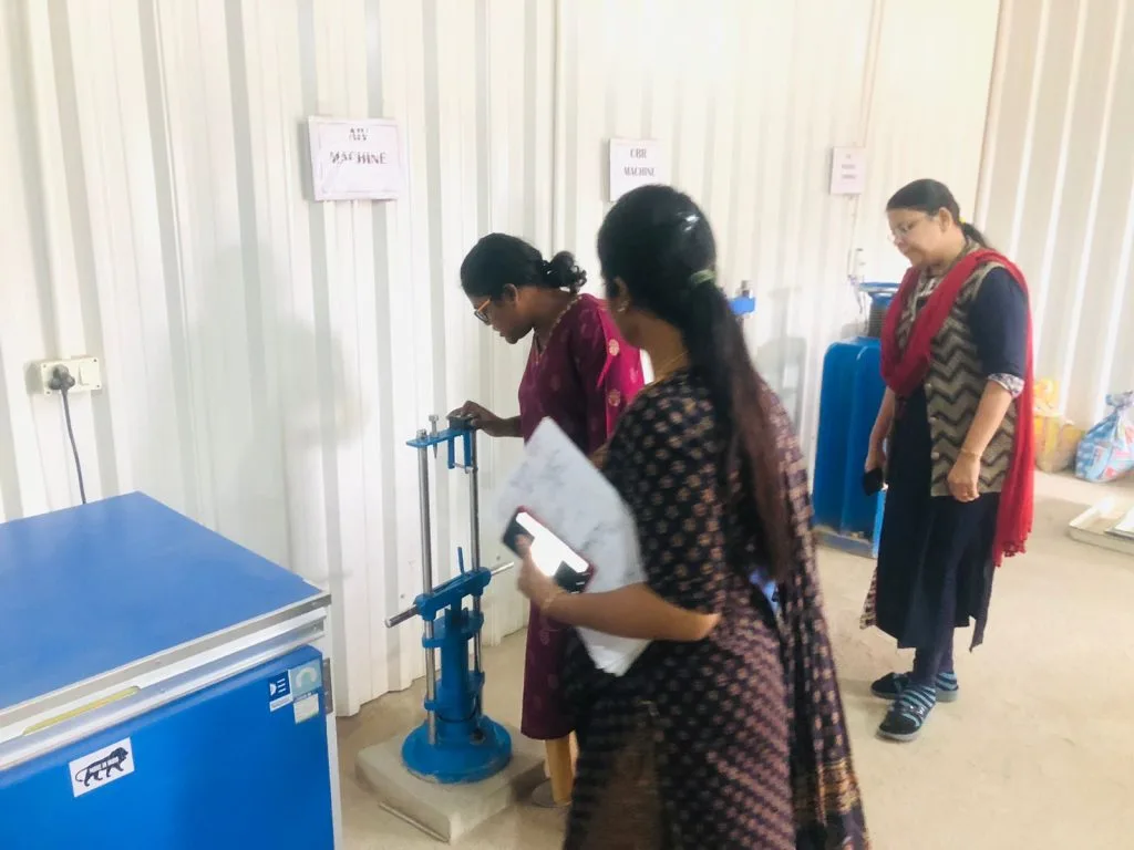 सक्ती जिले की कलेक्टर ने सड़क निर्माण की गुणवत्ता का किया निरीक्षण सक्ती जिले की कलेक्टर ने सड़क निर्माण की गुणवत्ता का किया निरीक्षण kshititech