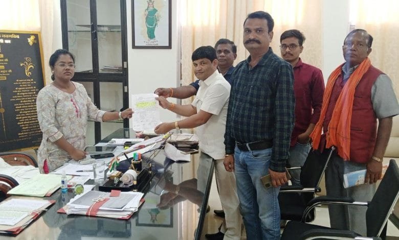 पूर्व विधायक डॉक्टर खिलावन साहू ने क्षेत्र की समस्याओं को लेकर की कलेक्टर से चर्चा पूर्व विधायक डॉक्टर खिलावन साहू ने क्षेत्र की समस्याओं को लेकर की कलेक्टर से चर्चा kshititech
