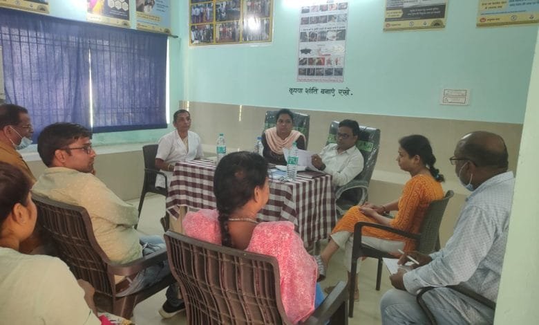 जिला सक्ती के मुख्य चिकित्सा एवं स्वास्थ्य अधिकारी डॉ. सूरज सिंह राठौर ने ली चिकित्सा अधिकारी और स्वास्थ्य पर्यवेक्षकों की समीक्षा बैठक जिला सक्ती के मुख्य चिकित्सा एवं स्वास्थ्य अधिकारी डॉ. सूरज सिंह राठौर ने ली चिकित्सा अधिकारी और स्वास्थ्य पर्यवेक्षकों की समीक्षा बैठक kshititech