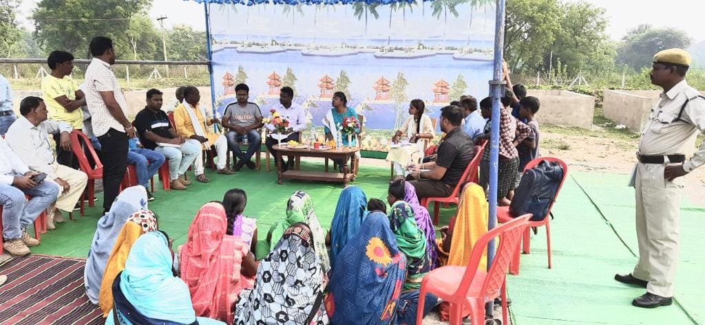 कलेक्टर कर रही है गौठानो का निरीक्षण, ग्रामीणों ने बताई गांव की समस्याएं कलेक्टर कर रही है गौठानो का निरीक्षण, ग्रामीणों ने बताई गांव की समस्याएं kshititech