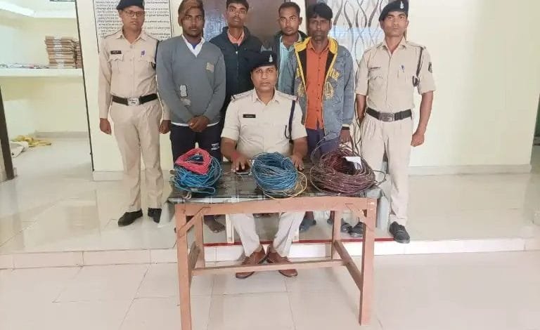 हसौद थाना अंतर्गत सोन नदी में करंट लगाकर मछली मारने वाले मृतक के साथी आरोपी गिरफ्तार हसौद थाना अंतर्गत सोन नदी में करंट लगाकर मछली मारने वाले मृतक के साथी आरोपी गिरफ्तार kshititech