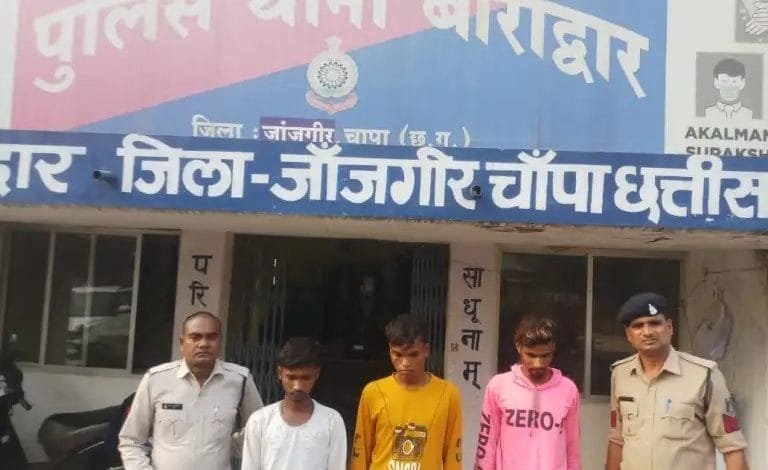 घर में घुसकर मारपीट करने वाले 04 आरोपी गिरफ्तार घर में घुसकर मारपीट करने वाले 04 आरोपी गिरफ्तार kshititech