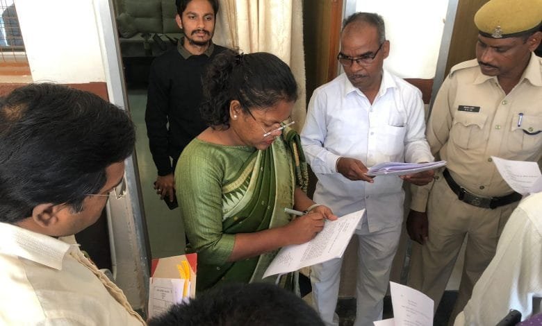 अपनी समस्या को लेकर बड़ी संख्या में पहुंचे आम नागरिक, कलेक्टर ने की त्वरित कार्रवाई अपनी समस्या को लेकर बड़ी संख्या में पहुंचे आम नागरिक, कलेक्टर ने की त्वरित कार्रवाई kshititech