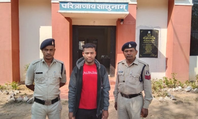 घर अंदर घुसकर बालिका से छेडछाड करने वाले फरार आरोपी गिरफ्तार घर अंदर घुसकर बालिका से छेडछाड करने वाले फरार आरोपी गिरफ्तार kshititech