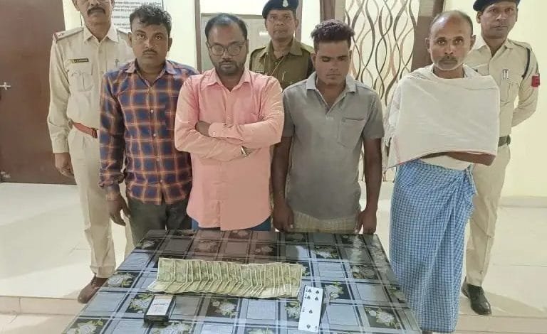 जुआ खेलते जुआड़ी पुलिस गिरफ्त में जुआ खेलते जुआड़ी पुलिस गिरफ्त में kshititech