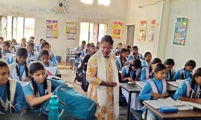 कलेक्टर श्रीमती नूपुर राशि पन्ना ने ली बच्चों की क्लास, लिया सरप्राइज़ टेस्ट कलेक्टर श्रीमती नूपुर राशि पन्ना ने ली बच्चों की क्लास, लिया सरप्राइज़ टेस्ट kshititech