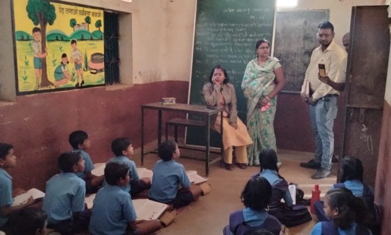 स्कूल के निरीक्षण में गई कलेक्टर ने खुद शिक्षक बनकर बच्चों को लगी पढ़ाने स्कूल के निरीक्षण में गई कलेक्टर ने खुद शिक्षक बनकर बच्चों को लगी पढ़ाने kshititech