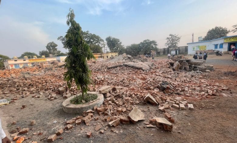 कसेरपारा स्कूल की पुरानी बिल्डिंग हुई धराशायी, कलेक्टर के आदेश के बाद तोड़ी गई कसेरपारा स्कूल की पुरानी बिल्डिंग हुई धराशायी, कलेक्टर के आदेश के बाद तोड़ी गई kshititech