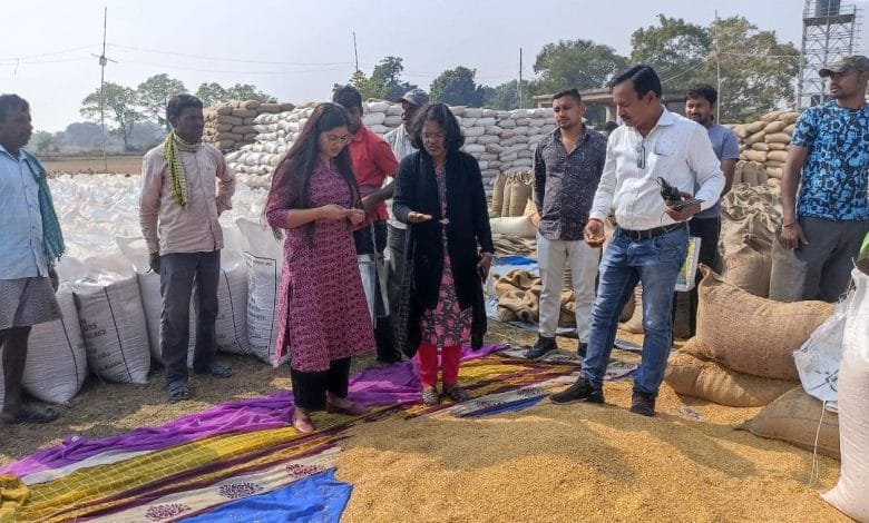 सक्ती कलेक्टर ने किया धान खरीदी केंद्र का निरीक्षण, व्यवस्थाओं का किया जाँच सक्ती कलेक्टर ने किया धान खरीदी केंद्र का निरीक्षण, व्यवस्थाओं का किया जाँच kshititech