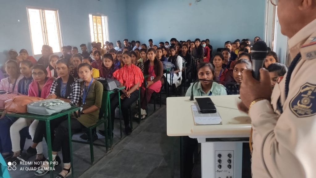 जवाहरलाल नेहरू महाविद्यालय सक्ती में पुलिस विभाग द्वारा चलाया गया जागरुकता अभियान जवाहरलाल नेहरू महाविद्यालय सक्ती में पुलिस विभाग द्वारा चलाया गया जागरुकता अभियान kshititech