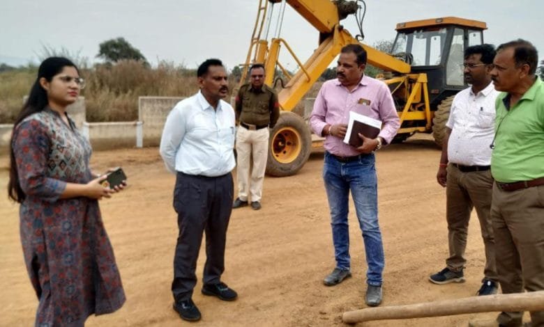 प्रभारी सचिव और एसडीएम रेना जमील ने किया रेलवे ओवर ब्रिज सकरेली का निरीक्षण प्रभारी सचिव और एसडीएम रेना जमील ने किया रेलवे ओवर ब्रिज सकरेली का निरीक्षण kshititech