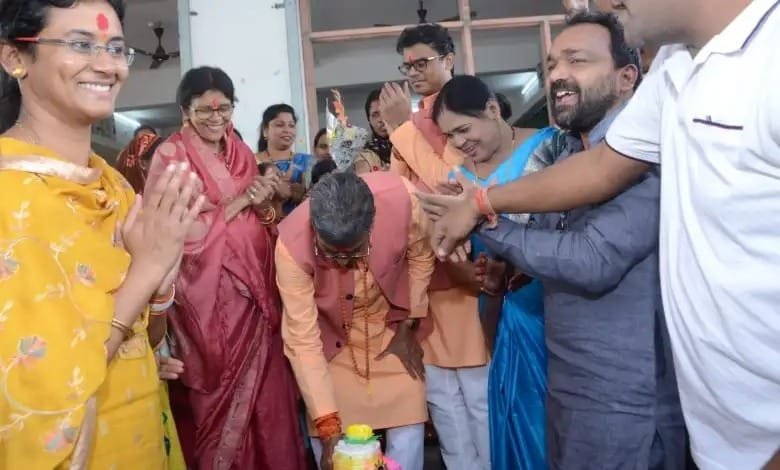 ग्रामीणों एवं आदिवासियों जनसमूह के साथ डॉ महंत ने मनाया अपना जन्मदिन ग्रामीणों एवं आदिवासियों जनसमूह के साथ डॉ महंत ने मनाया अपना जन्मदिन kshititech