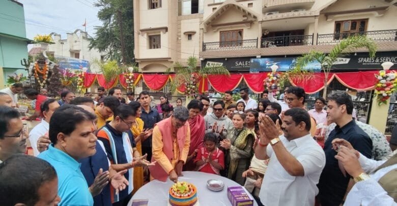 ग्रामीणों एवं आदिवासियों जनसमूह के साथ डॉ महंत ने मनाया अपना जन्मदिन ग्रामीणों एवं आदिवासियों जनसमूह के साथ डॉ महंत ने मनाया अपना जन्मदिन kshititech