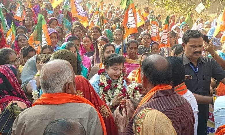 श्रीमती संयोगिता युद्धवीर सिंह जूदेव के नेतृत्व में खस्ताहाल सड़कों की हालत को देखते हुए निकाली विशाल पदयात्रा , मिला जनसमर्थन श्रीमती संयोगिता युद्धवीर सिंह जूदेव के नेतृत्व में खस्ताहाल सड़कों की हालत को देखते हुए निकाली विशाल पदयात्रा , मिला जनसमर्थन kshititech