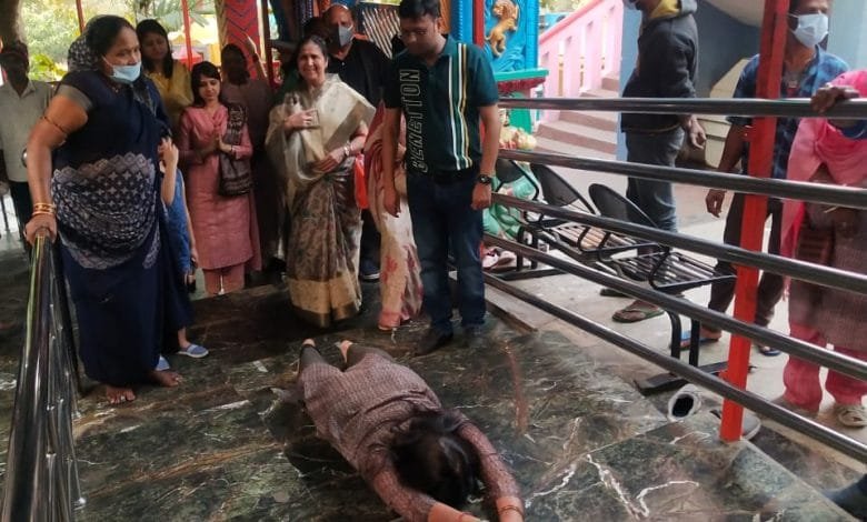 चंद्रहासिनी के मंदिर में कर नापते माथा टेका चंद्रहासिनी के मंदिर में कर नापते माथा टेका kshititech