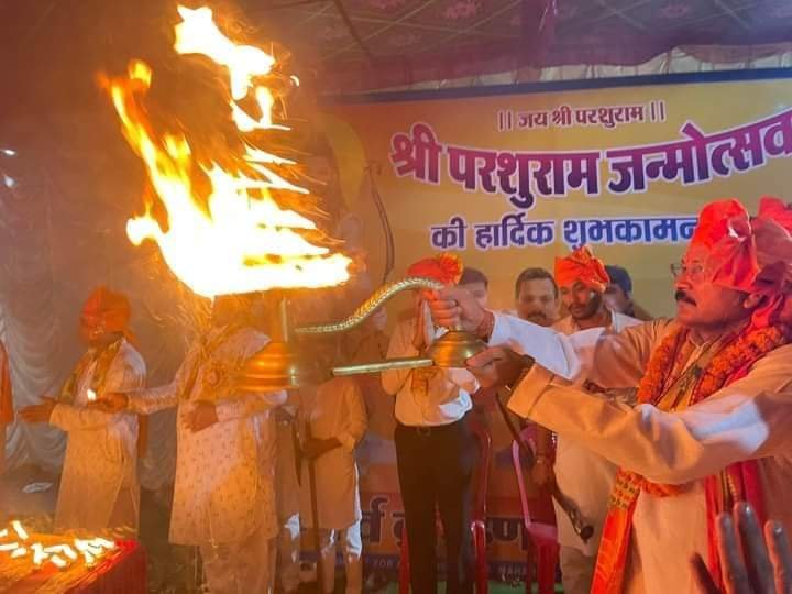सक्ती में बरसते पानी में भी सर्व ब्राह्मण समाज द्वारा भगवान परशुराम जन्मोत्सव की शोभायात्रा निकाली सक्ती में बरसते पानी में भी सर्व ब्राह्मण समाज द्वारा भगवान परशुराम जन्मोत्सव की शोभायात्रा निकाली kshititech