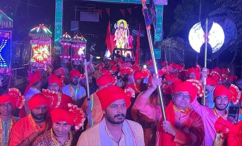 सक्ती में बरसते पानी में भी सर्व ब्राह्मण समाज द्वारा भगवान परशुराम जन्मोत्सव की शोभायात्रा निकाली सक्ती में बरसते पानी में भी सर्व ब्राह्मण समाज द्वारा भगवान परशुराम जन्मोत्सव की शोभायात्रा निकाली kshititech