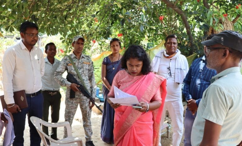 कलेक्टर ने किया सामाजिक आर्थिक सर्वेक्षण कलेक्टर ने किया सामाजिक आर्थिक सर्वेक्षण kshititech