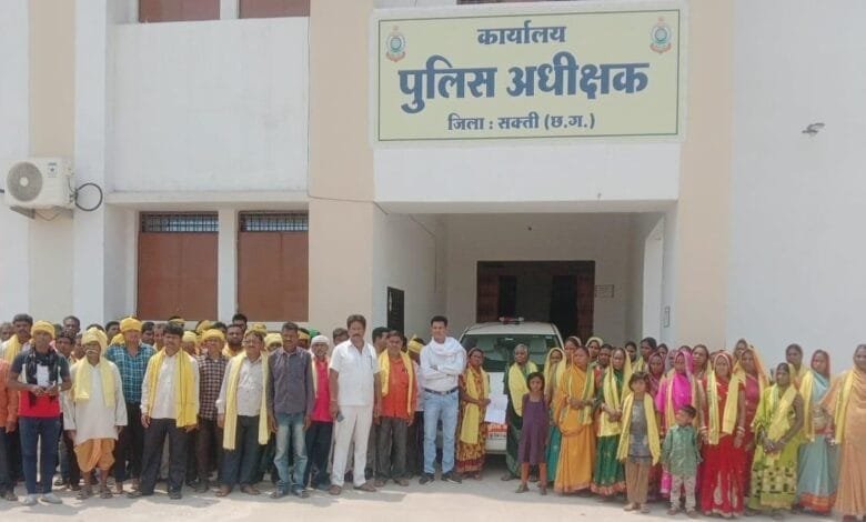 सरपंच की गिरफ्तारी को लेकर गोंड़ समाज के लोग पंहुचे पुलिस अधीक्षक कार्यलय सक्ती सरपंच की गिरफ्तारी को लेकर गोंड़ समाज के लोग पंहुचे पुलिस अधीक्षक कार्यलय सक्ती kshititech
