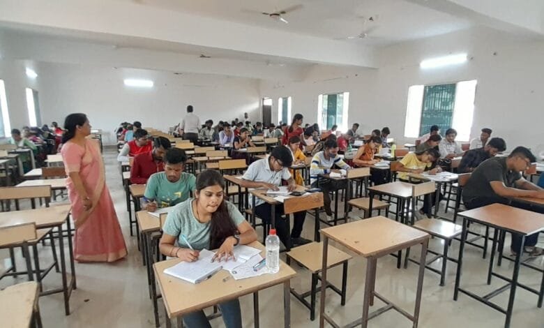 ऑफलाइन परीक्षाएं विगत 3 साल बाद महाविद्यालयो में हो रही है संचालित ऑफलाइन परीक्षाएं विगत 3 साल बाद महाविद्यालयो में हो रही है संचालित kshititech