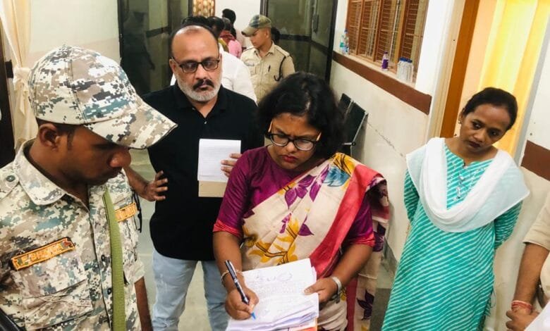 कलेक्टर ने अधिकारियों को आवेदनों का निराकरण करने के दिए निर्देश कलेक्टर ने अधिकारियों को आवेदनों का निराकरण करने के दिए निर्देश kshititech