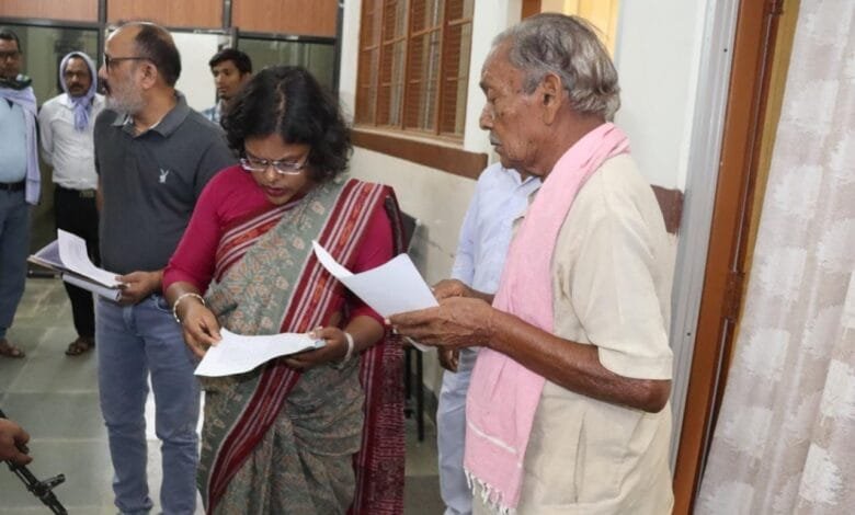 कलेक्टर ने नागरिकों से मुलाकात कर सुनी उनकी समस्याएं कलेक्टर ने नागरिकों से मुलाकात कर सुनी उनकी समस्याएं kshititech