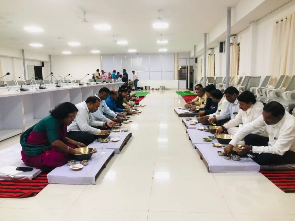 विभिन्न जनप्रतिनिधि, कलेक्टर और एसपी ने अंतर्राष्ट्रीय श्रमिक दिवस के अवसर पर कासे की बटकी में लिया बोरे बासी का स्वाद विभिन्न जनप्रतिनिधि, कलेक्टर और एसपी ने अंतर्राष्ट्रीय श्रमिक दिवस के अवसर पर कासे की बटकी में लिया बोरे बासी का स्वाद kshititech
