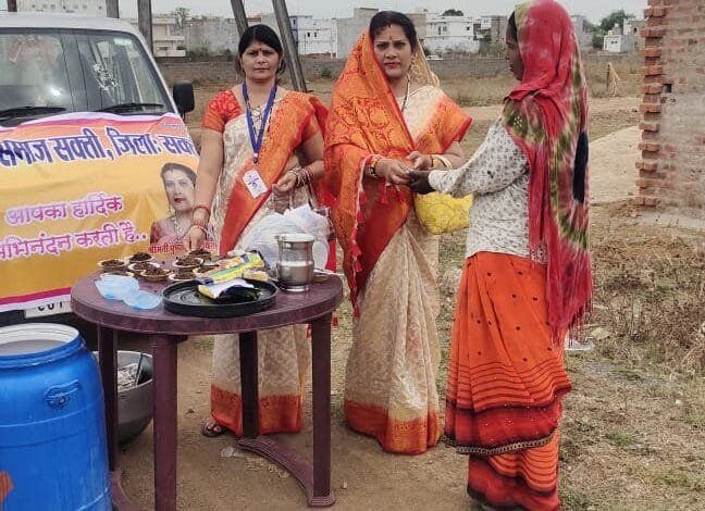 महिला कलार समिति सक्ती ने विभिन्न वार्डों में पहुंचकर किया मजदूरों का सम्मान महिला कलार समिति सक्ती ने विभिन्न वार्डों में पहुंचकर किया मजदूरों का सम्मान kshititech