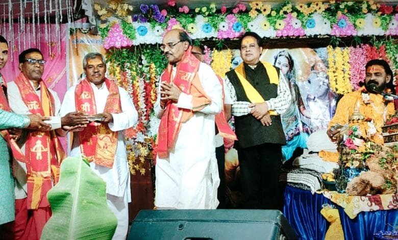 माता-पिता इस संसार में सर्वप्रथम साक्षात देवता है , जिनकी सेवा और सम्मान से संतानों के जीवन में प्राप्ति होता है ऐश्वर्य - आचार्य राजेंद्र महाराज माता-पिता इस संसार में सर्वप्रथम साक्षात देवता है , जिनकी सेवा और सम्मान से संतानों के जीवन में प्राप्ति होता है ऐश्वर्य - आचार्य राजेंद्र महाराज kshititech