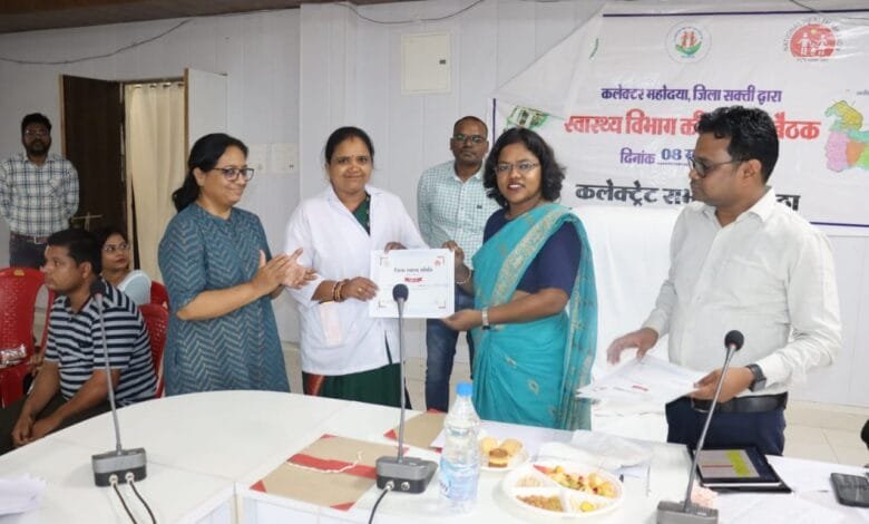 जिले में स्वास्थ्य के क्षेत्र में बेहतर प्रदर्शन कर रहे कर्मचारियों का कलेक्टर ने किया सम्मान जिले में स्वास्थ्य के क्षेत्र में बेहतर प्रदर्शन कर रहे कर्मचारियों का कलेक्टर ने किया सम्मान kshititech