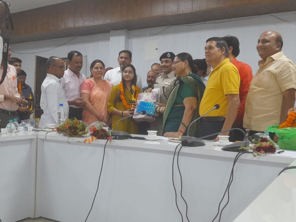सक्ती जिले के मेरिट सूची में स्थान बनाने वाले 8 विद्यार्थियों कलेक्टर ने किया सम्मानित सक्ती जिले के मेरिट सूची में स्थान बनाने वाले 8 विद्यार्थियों कलेक्टर ने किया सम्मानित kshititech