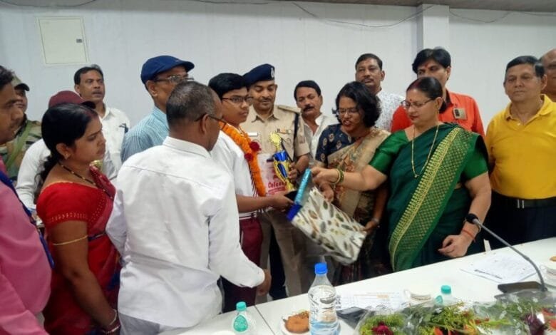 सक्ती जिले के मेरिट सूची में स्थान बनाने वाले 8 विद्यार्थियों कलेक्टर ने किया सम्मानित सक्ती जिले के मेरिट सूची में स्थान बनाने वाले 8 विद्यार्थियों कलेक्टर ने किया सम्मानित kshititech