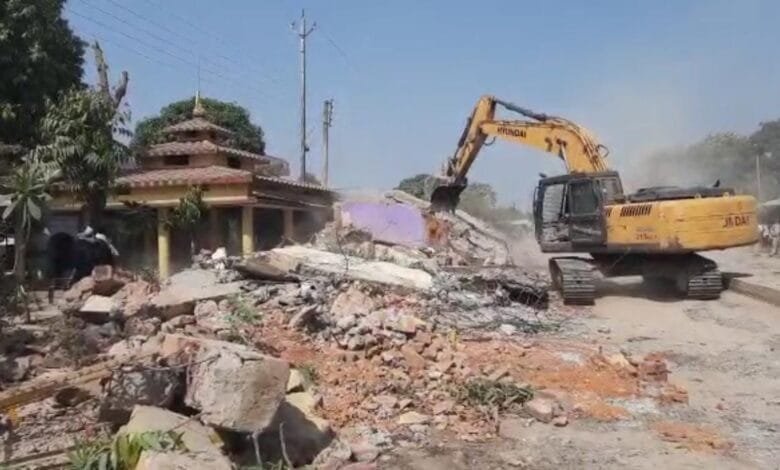 डभरा मुख्य मार्ग से हटाया गया बेजा कब्जा डभरा मुख्य मार्ग से हटाया गया बेजा कब्जा kshititech