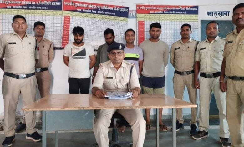 लाखों रुपए की चोरी करने वाले चार आरोपियों को पुलिस ने किया गिरफ्तार लाखों रुपए की चोरी करने वाले चार आरोपियों को पुलिस ने किया गिरफ्तार kshititech