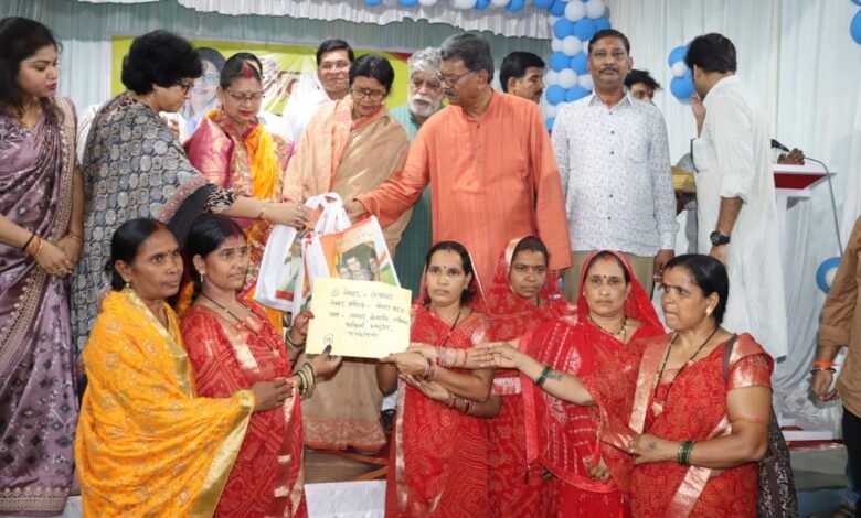 मितानिन दिन रात देखे बिना सेवा करती हैं, उनकी सेवा का कोई मूल्य नहीं, वह अमूल्य है - डॉ चरणदास महंत मितानिन दिन रात देखे बिना सेवा करती हैं, उनकी सेवा का कोई मूल्य नहीं, वह अमूल्य है - डॉ चरणदास महंत kshititech